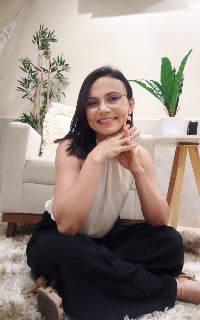 Ceciliane em ambiente acolhedor